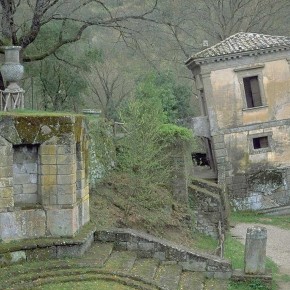 Bomarzo casa pendente